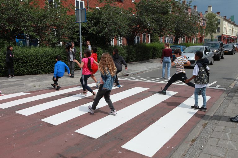 Kinderen openen zebrapad Floresstraat